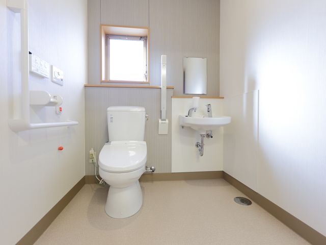 バリアフリートイレ トイレ バリアフリー設計の清潔なトイレスペースです。手すりなどの設備も整っており、安心してご利用いただけます。