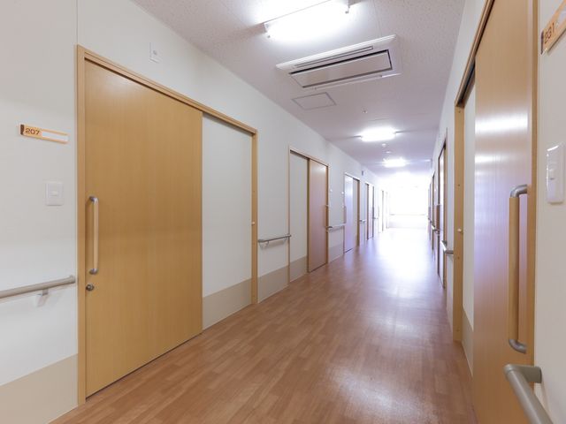 明るく清潔な廊下 廊下 ゆったりとした廊下は明るく、清潔感があります。手すりが設置されており、皆さんの歩行をサポートします。