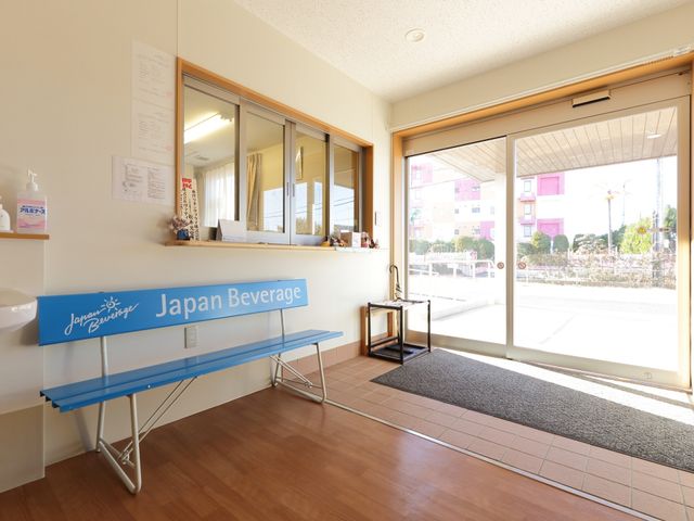エントランスの明るい様子 受付 広々としたエントランスは日差しが入り明るく、来訪者を温かく迎えます。ベンチも備えており、待ち合わせにも便利です。