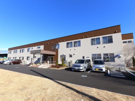 明るい日差しの外観