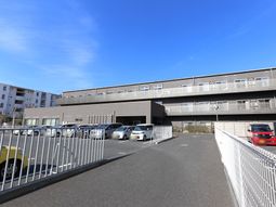 駐車場付きのモダン建物