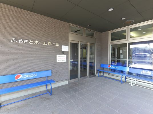入口とベンチの風景