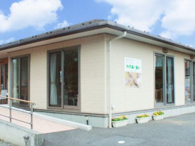 明るい日差しの外観