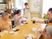 明るい笑顔の食事風景