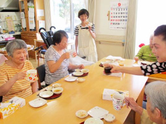 明るい笑顔の食事風景