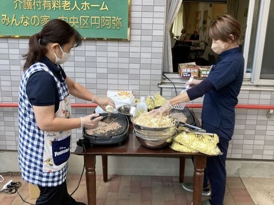 調理するスタッフ二人