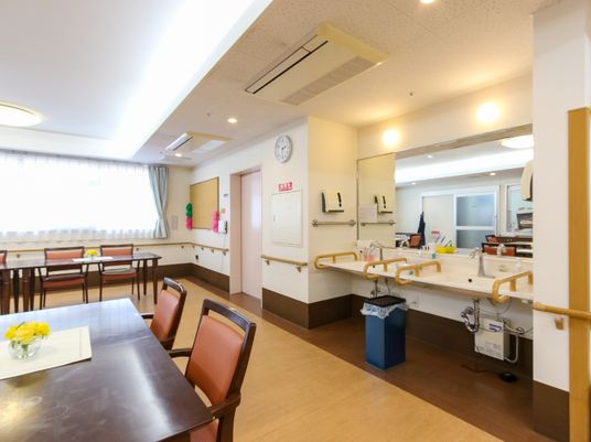 広々とした洗面台のある食堂