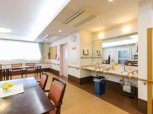 広々とした洗面台のある食堂