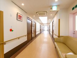 明るい廊下とソファ