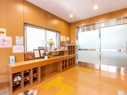 花と受付のあるエントランス