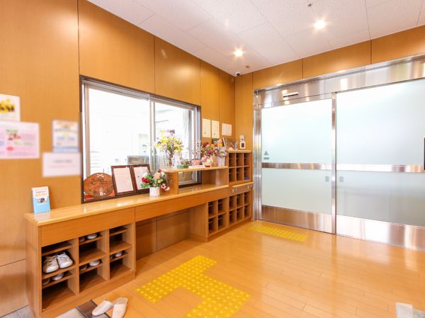 花と受付のあるエントランス