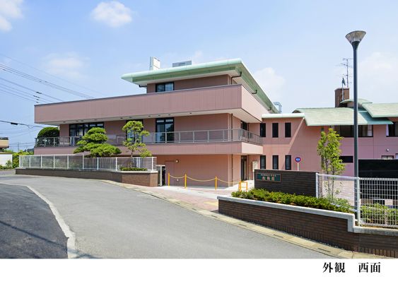 ピンク色の建物外観