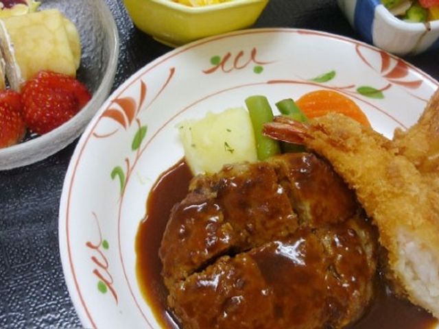 色とりどりの料理一皿 食事 栄養バランスを考えた美味しそうな手作りハンバーグです。見た目も楽しい食卓で、毎日の食事が待ち遠しくなりますね。