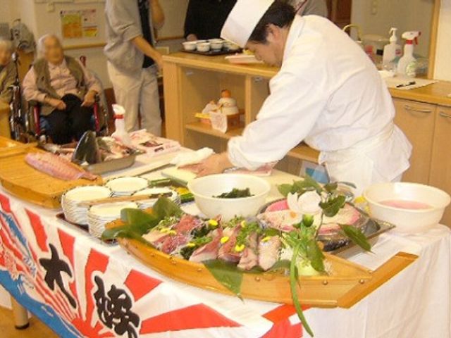 料理イベントの様子 食事 調理スタッフが直接料理を提供するイベントを実施しており、利用者の方々は特別なお食事をお楽しみいただけます。