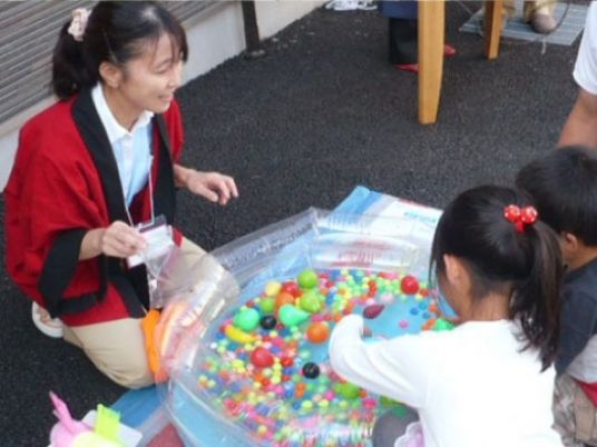 子供達と遊ぶスタッフ
