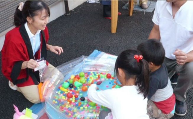 子供達と遊ぶスタッフ