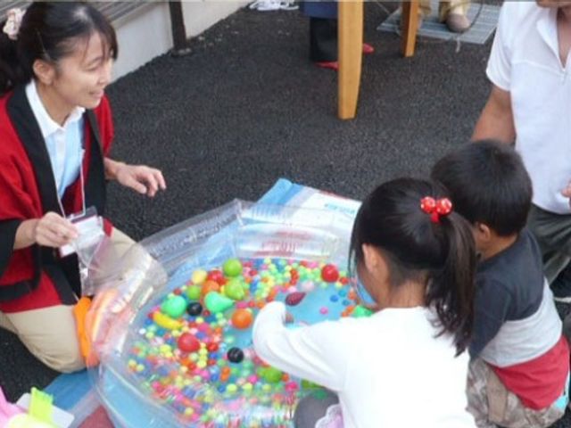 子供達と遊ぶスタッフ イベント 活気あふれる庭で、子供たちと笑顔で触れ合うスタッフの風景。ここでは日々、心温まる交流が生まれています。