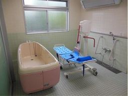 快適な装備の浴室