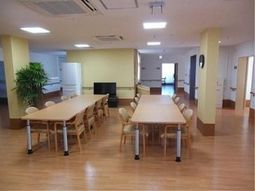 共有スペースの明るい部屋