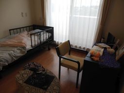 居室のベッドとチェア