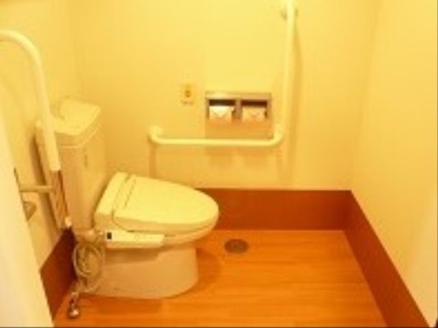 バリアフリー設計のトイレ トイレ 手すりが設置された広々としたトイレです。皆様が安心してお使いいただけるよう工夫されています。