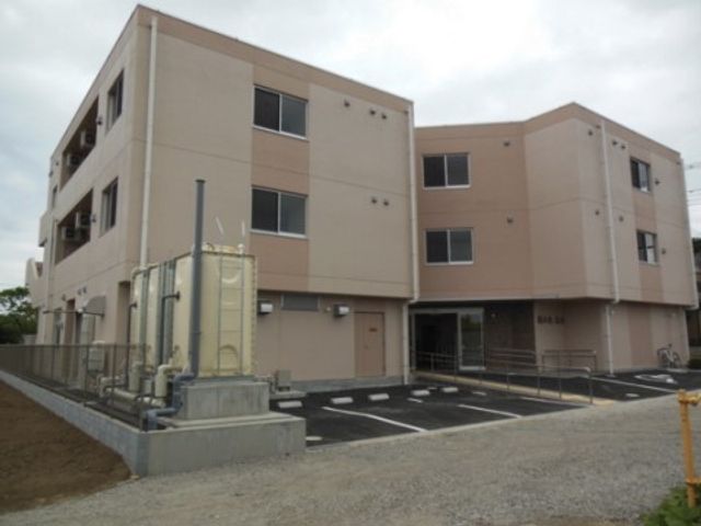 明るい外観の建物 外観 広々とした駐車場を備え、落ち着いた色合いの建物です。職員や訪問者が利用しやすい構造になっています。