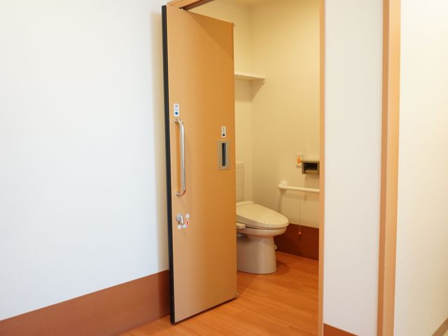 清潔感のあるトイレ空間 居室内トイレ ゆとりを持って配慮されたトイレは、手すりが付いており、安全かつ快適にご利用いただける設計です。