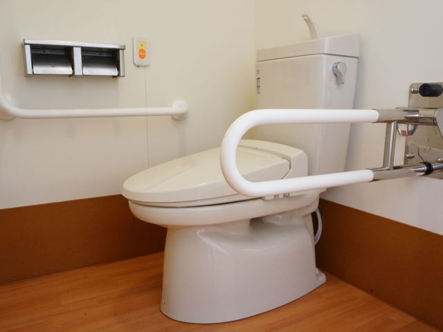 バリアフリートイレ設備 居室内トイレ 手すり付きで安全に配慮された清潔なトイレ空間。利用者の自立を支援する設計です。