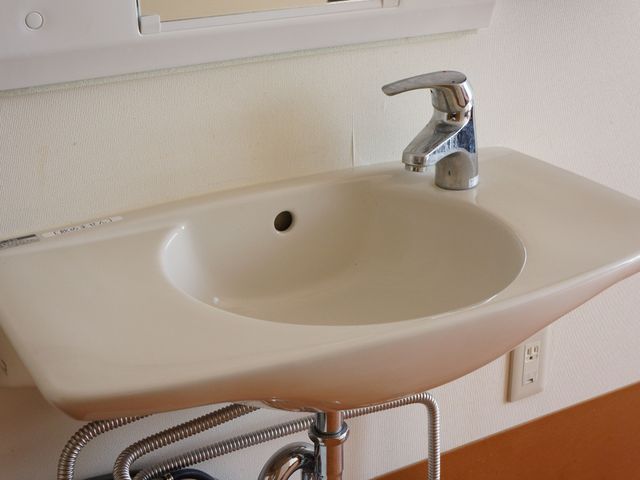 清潔な洗面台 居室内洗面台 快適にご利用いただける、清潔でシンプルな洗面台です。安心してお過ごしいただける環境を整えています。