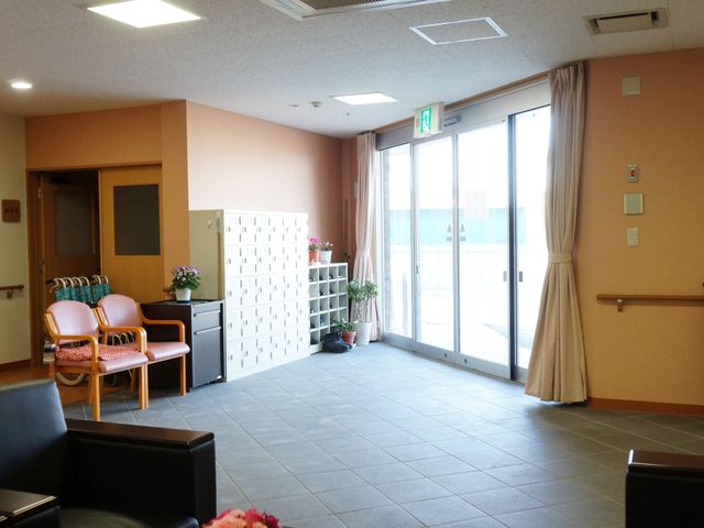快適なロビーの様子 エントランスホール 温かみのある色合いでまとめられたロビーです。待合いスペースが充実しており、訪れた方々を穏やかに迎えます。