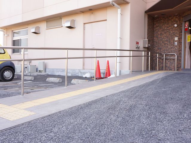 バリアフリー対応のエントランス 玄関ポーチ スロープが整備された入口は、車いすでも安心して出入りできるよう配慮されています。ゆっくりとした時間を過ごせる空間が、あなたをお待ちしています。
