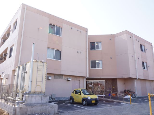 清潔感のある建物外観 外観 ゆったりとしたスペースを確保したエントランスが迎え、やすらぎと活気が同居する快適な職場です。