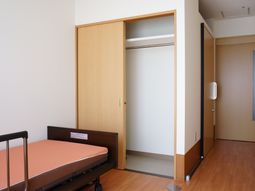 居室のベッドとクローゼット