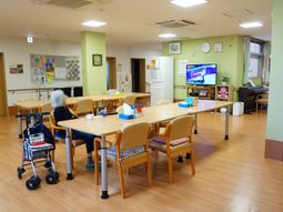 暖かい雰囲気の食堂スペース