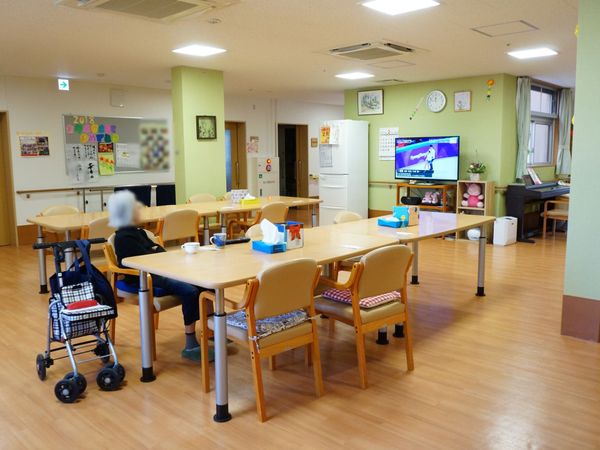 暖かい雰囲気の食堂スペース