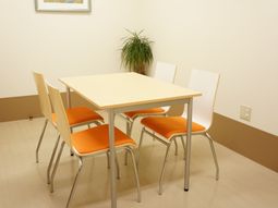 オレンジ色の椅子のダイニング