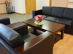 待合室のソファとテーブル