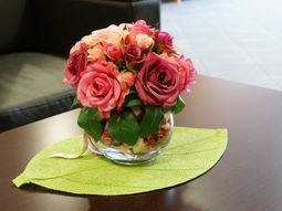 カラフルな花が活けられた場所