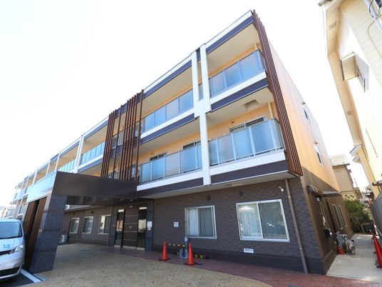  清潔感のある建物のエントランス 