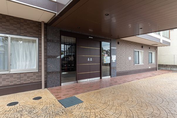 玄関のある建物正面
