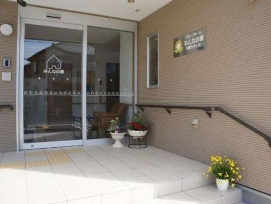 エントランスの明るい風景