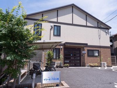 明るい外観の建物