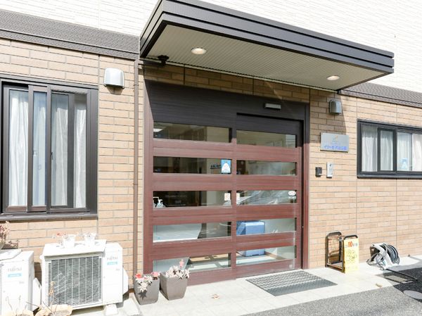 明るいエントランスの外観