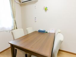 会議室のテーブルと椅子
