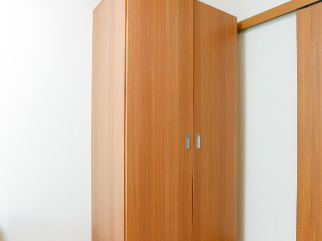 機能的な木製チェスト 居室 ゆとりを感じる居室には、衣類や個人の必需品を整理しておける木製チェストが備えられています。