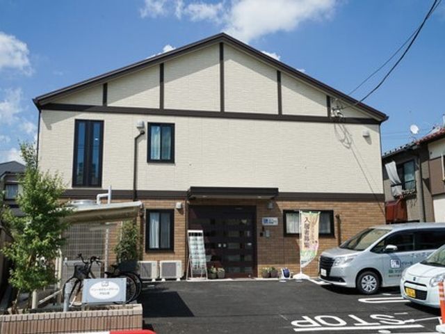 清潔な外観の建物 外観 きれいに保たれた建物の入口はバリアフリー設計で、専用駐車場も完備しており、日々の業務がはかどります。