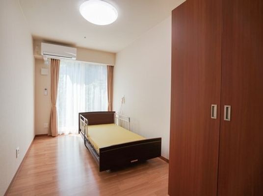 シンプルな居室の様子