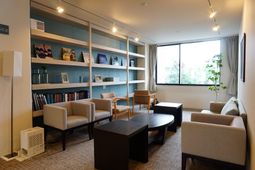 落ち着いた雰囲気の応接室