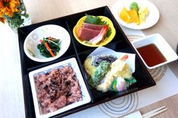 彩り豊かな食事セット