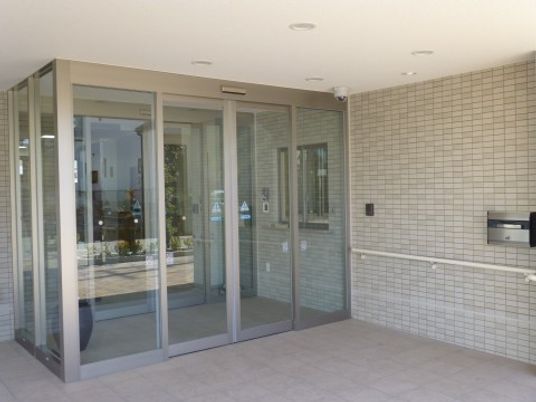 明るく開放的なエントランス